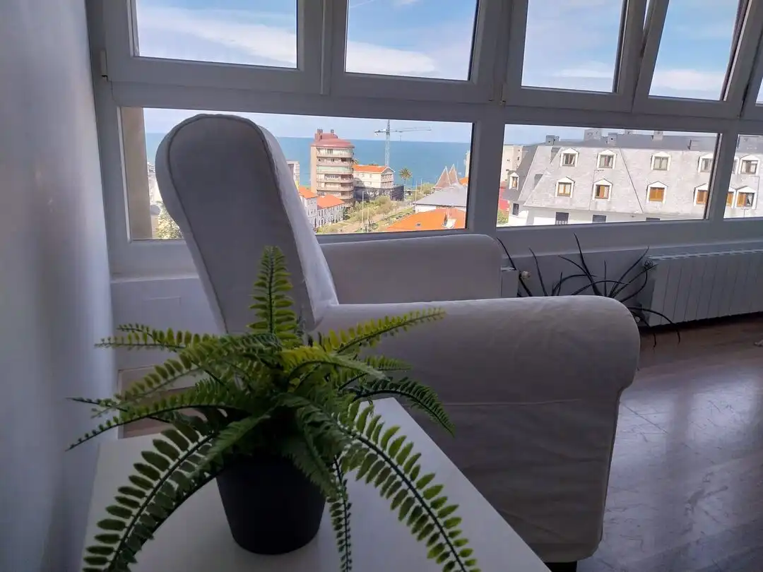 Wohnzimmer von Wohnung zur Miete in Santander mit Heizung und Privatgarten