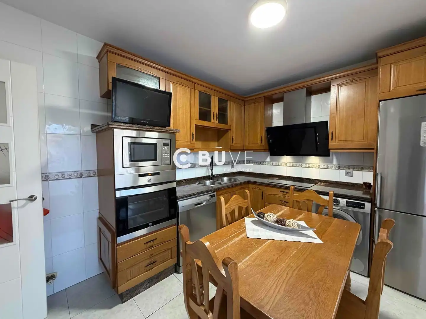 Cuina de Casa adosada en venda en Valencia de Don Juan amb Calefacció i Terrassa