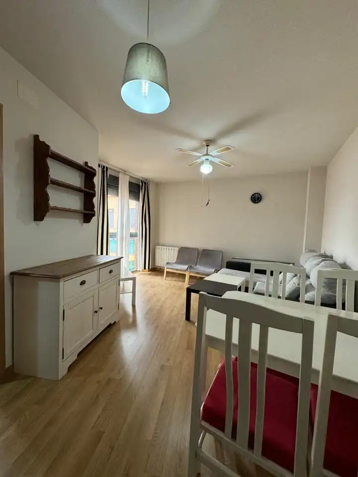 Sala de estar de Dúplex en venta en Torrejón del Rey con Calefacción, Amueblado y Piscina comunitaria