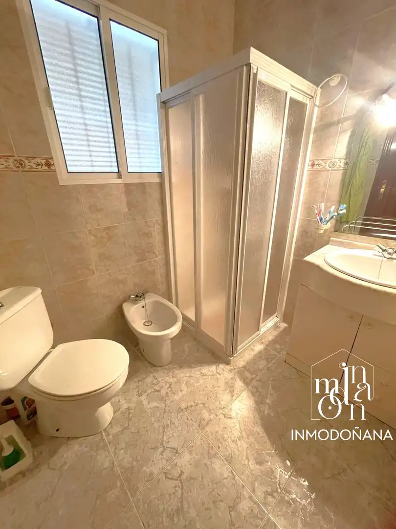 Bany de Casa o xalet en venda en Bollullos Par del Condado amb Aire condicionat, Terrassa i Moblat