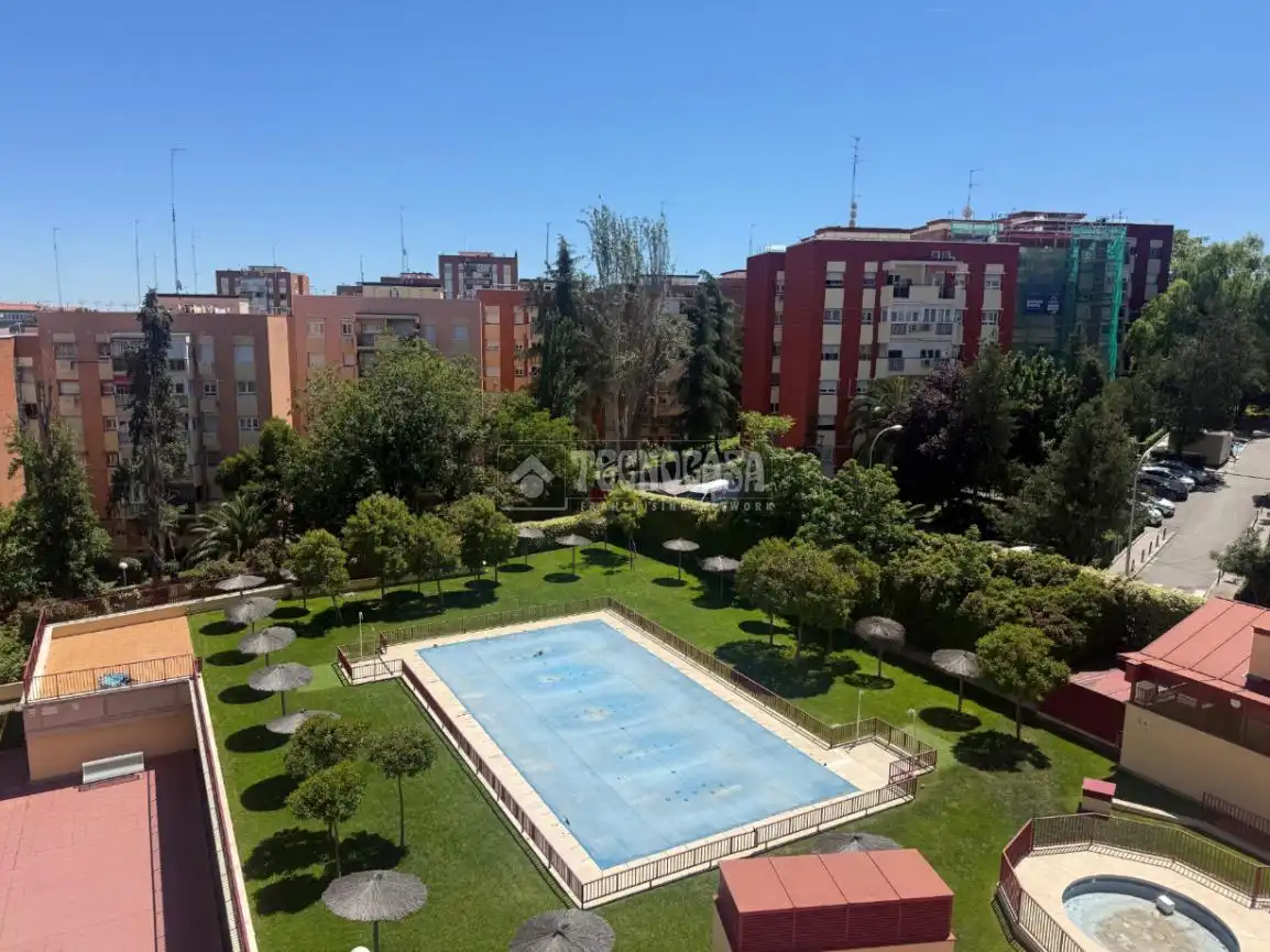 Vista exterior de Piso en venta en Madrid con Piscina comunitaria