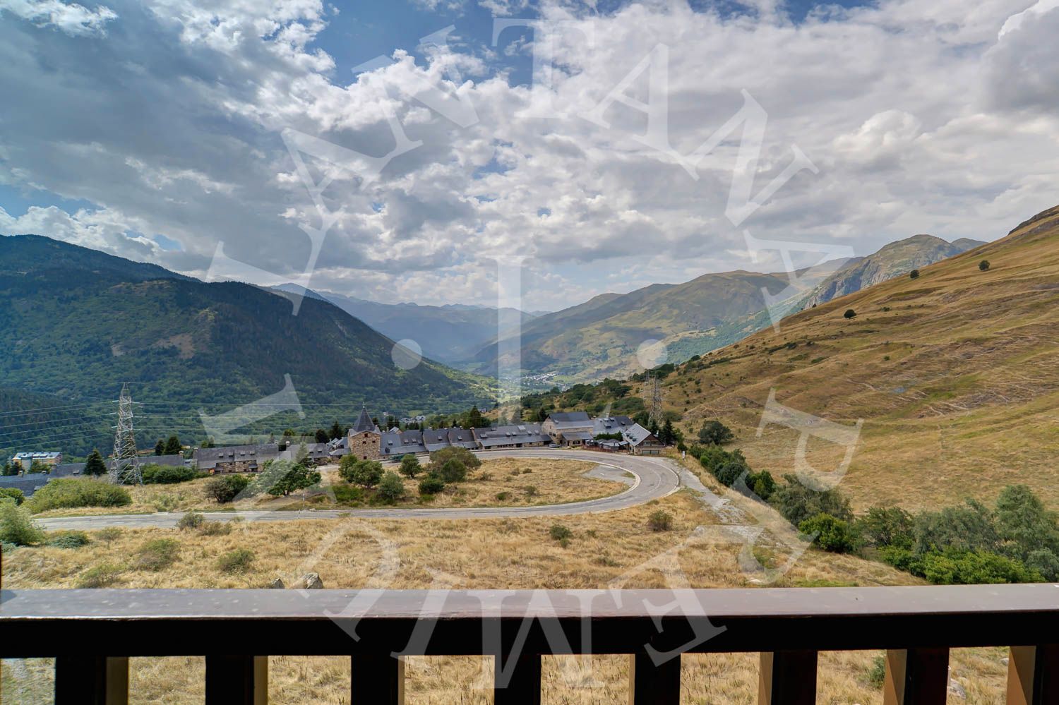 Vista exterior de Casa adosada en venda en Naut Aran amb Calefacció, Jardí privat i Parquet