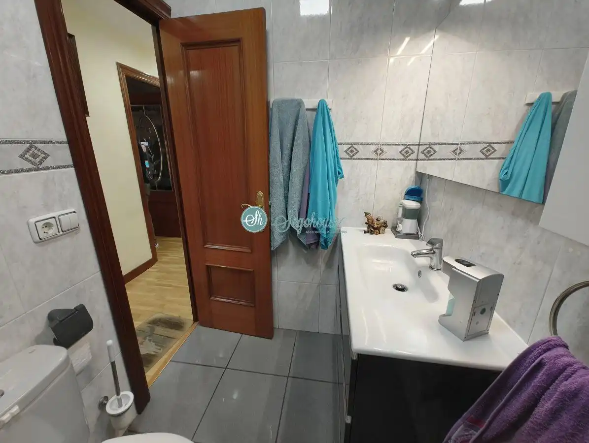 Bathroom of Flat for sale in Segovia  with Air Conditioner, Heating and Balcony