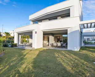 Vista exterior de Casa o xalet en venda en Marbella amb Aire condicionat, Terrassa i Piscina