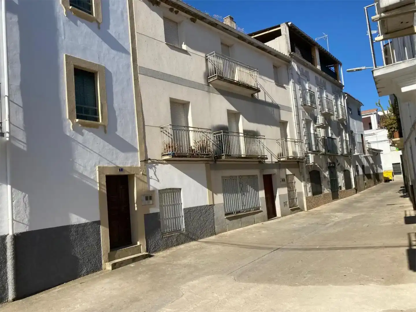 Vista exterior de Casa adosada en venda en Serradilla amb Balcó
