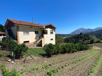 Vista exterior de Casa o xalet en venda en Ribadesella amb Calefacció, Jardí privat i Traster