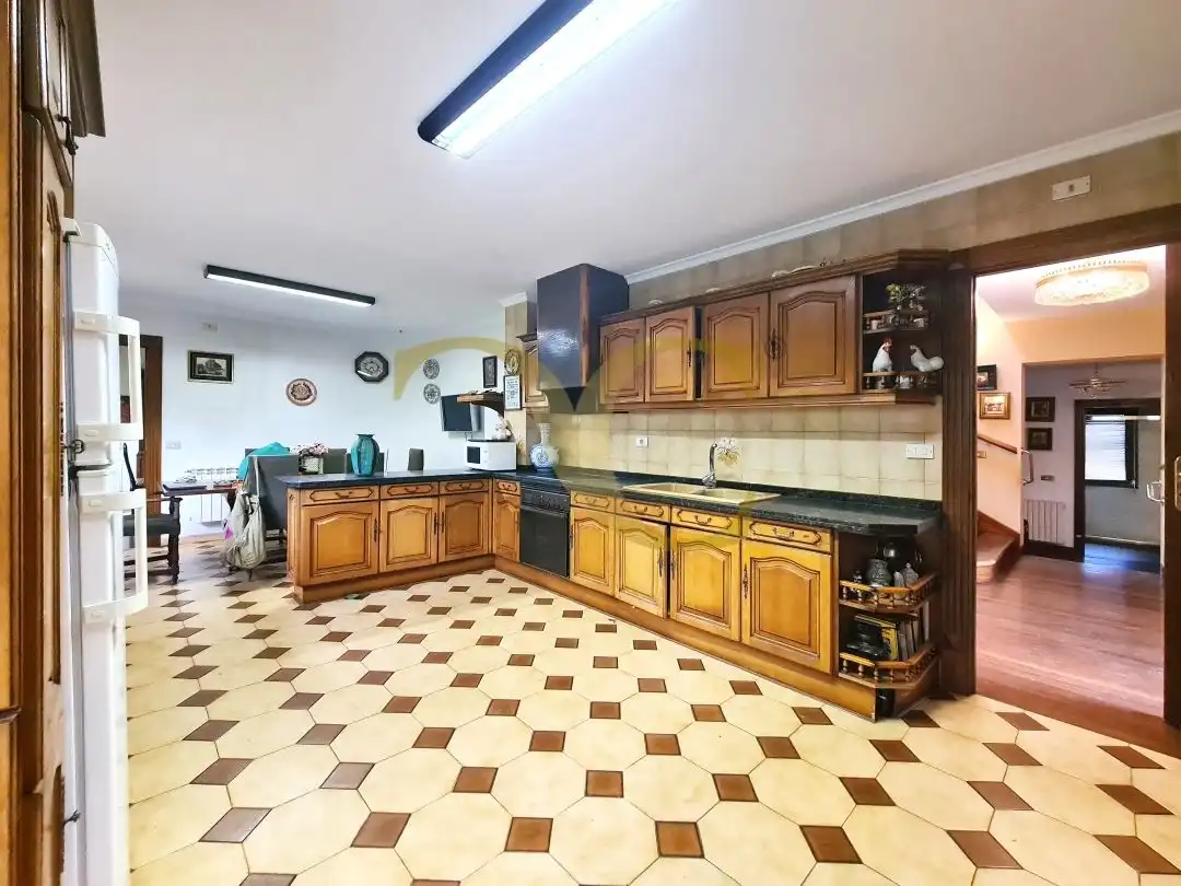 Cuina de Casa o xalet en venda en Oviedo  amb Calefacció, Jardí privat i Terrassa