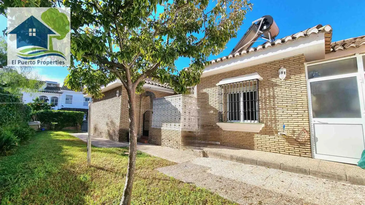 Vista exterior de Casa o xalet en venda en El Puerto de Santa María amb Aire condicionat, Jardí privat i Traster