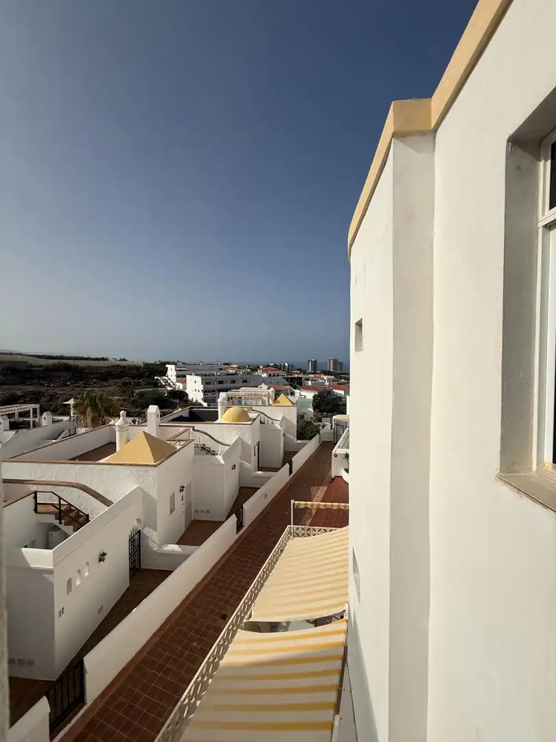 Vista exterior de Ático en venta en Adeje con Terraza, Trastero y Piscina comunitaria