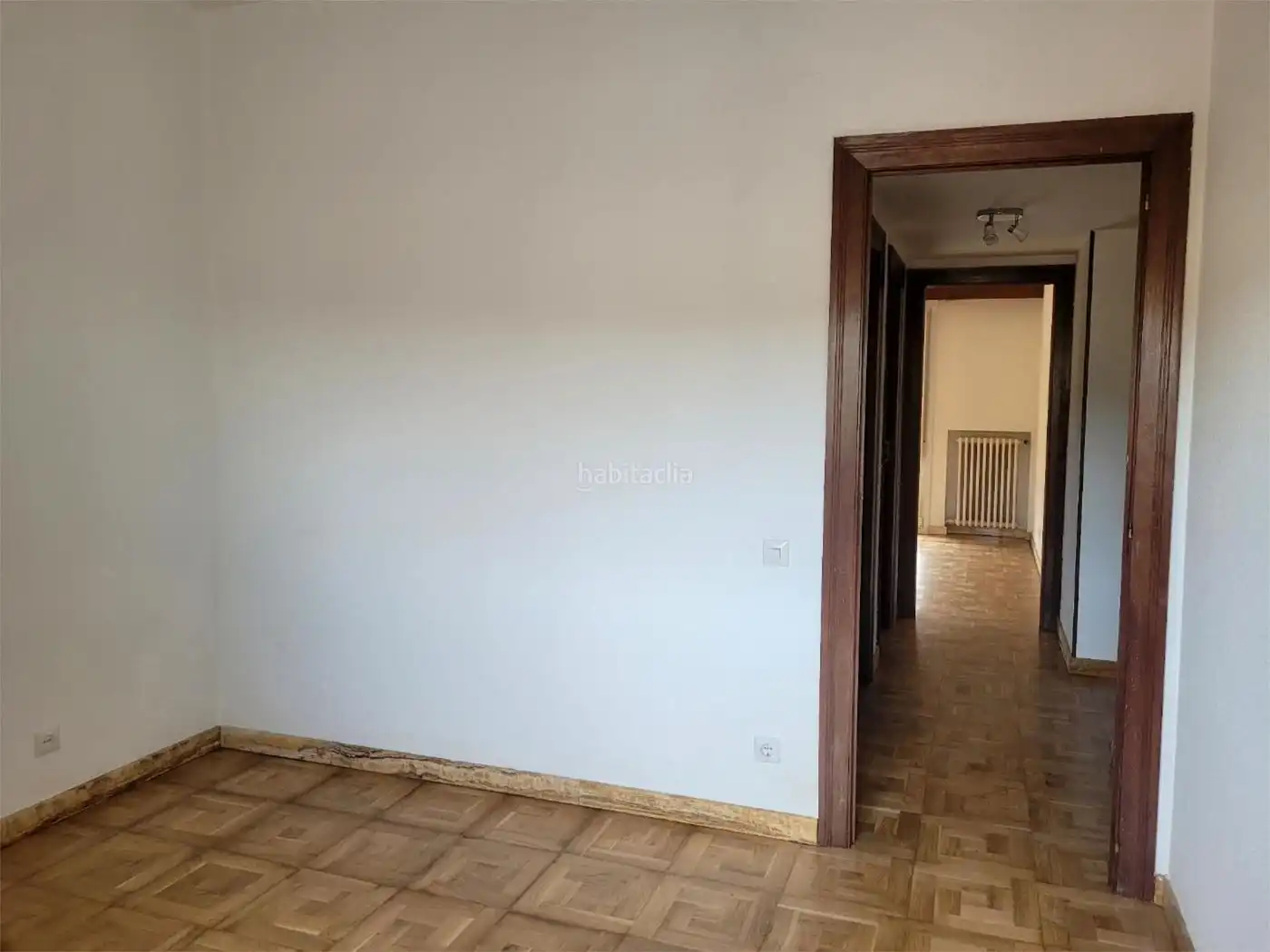 Flat for sale in Calle Víctor Romanos 11