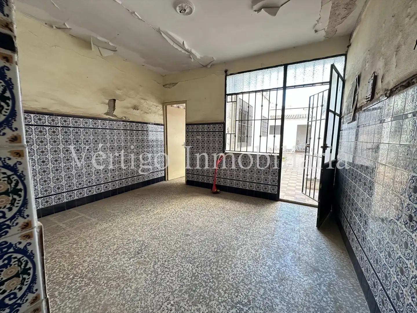 Houses for sale in Dos Hermanas  with Terrace, Storage room and Balcony