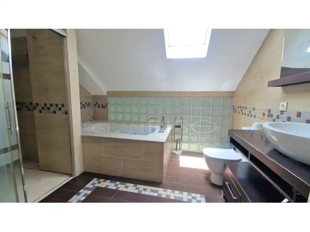 Baño de Dúplex en venta en Estepona con Terraza y Piscina comunitaria