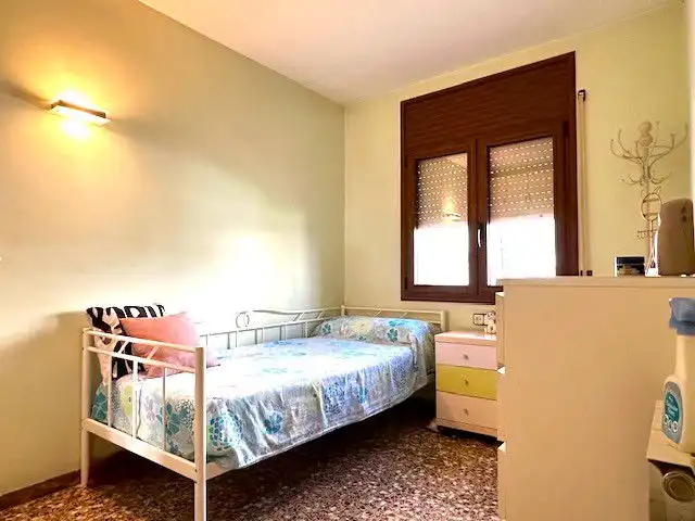 Schlafzimmer von Einfamilien-Reihenhaus zum Verkauf in Sant Boi de Llobregat mit Klimaanlage, Heizung und Terrasse