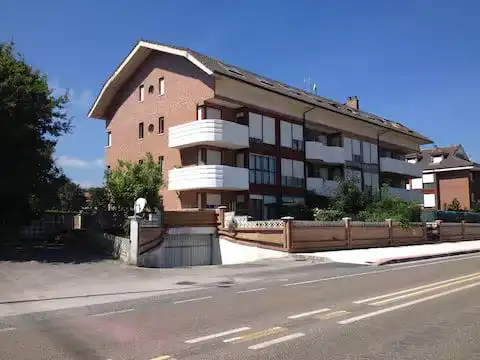 Vista exterior de Pis en venda en Bárcena de Cicero amb Calefacció, Terrassa i Traster