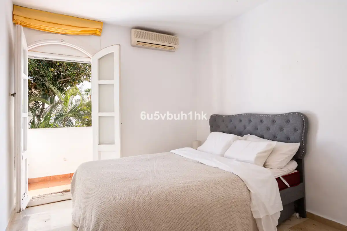 Schlafzimmer von Einfamilien-Reihenhaus zum Verkauf in Marbella mit Klimaanlage und Terrasse