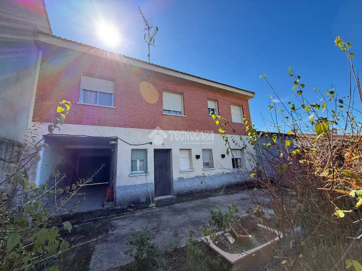 Vista exterior de Casa adosada en venta en Lucillos con Balcón