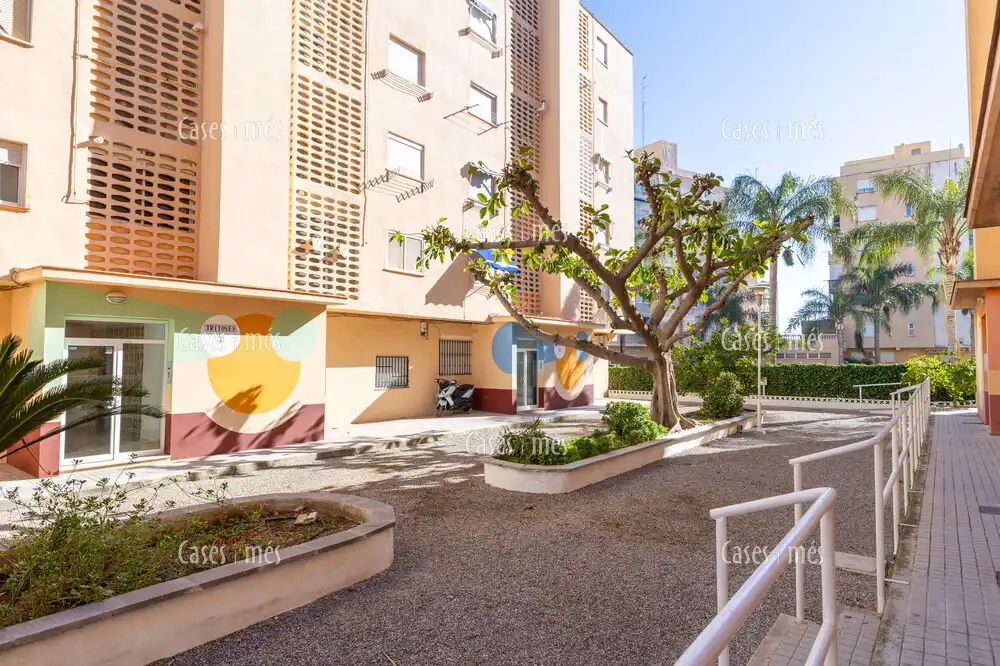 Vista exterior de Apartamento en venta en La Pobla de Farnals con Terraza, Amueblado y Piscina comunitaria