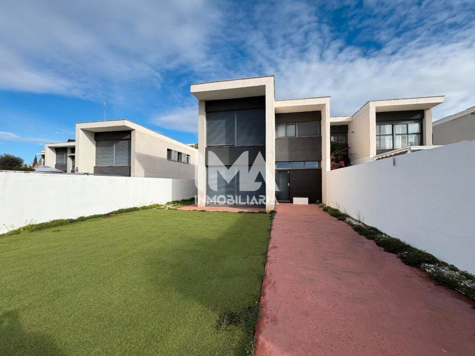 Vista exterior de Casa adosada de lloguer en San Antonio de Benagéber amb Aire condicionat, Calefacció i Jardí privat