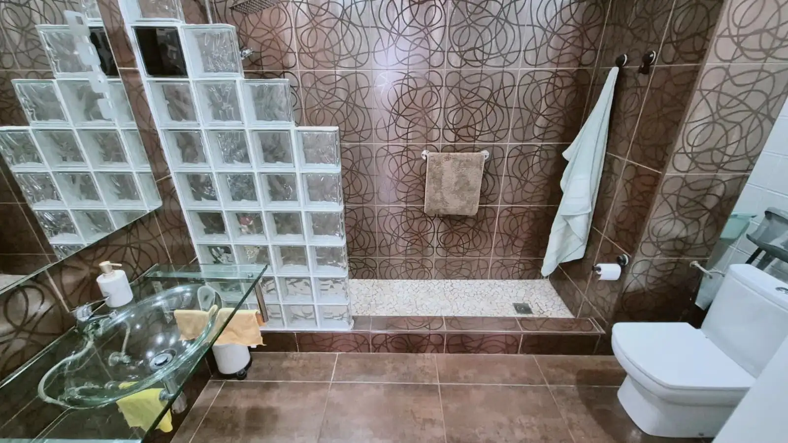 Bathroom of Flat for sale in Sevilla  with Air Conditioner, Oven and Washing machine
