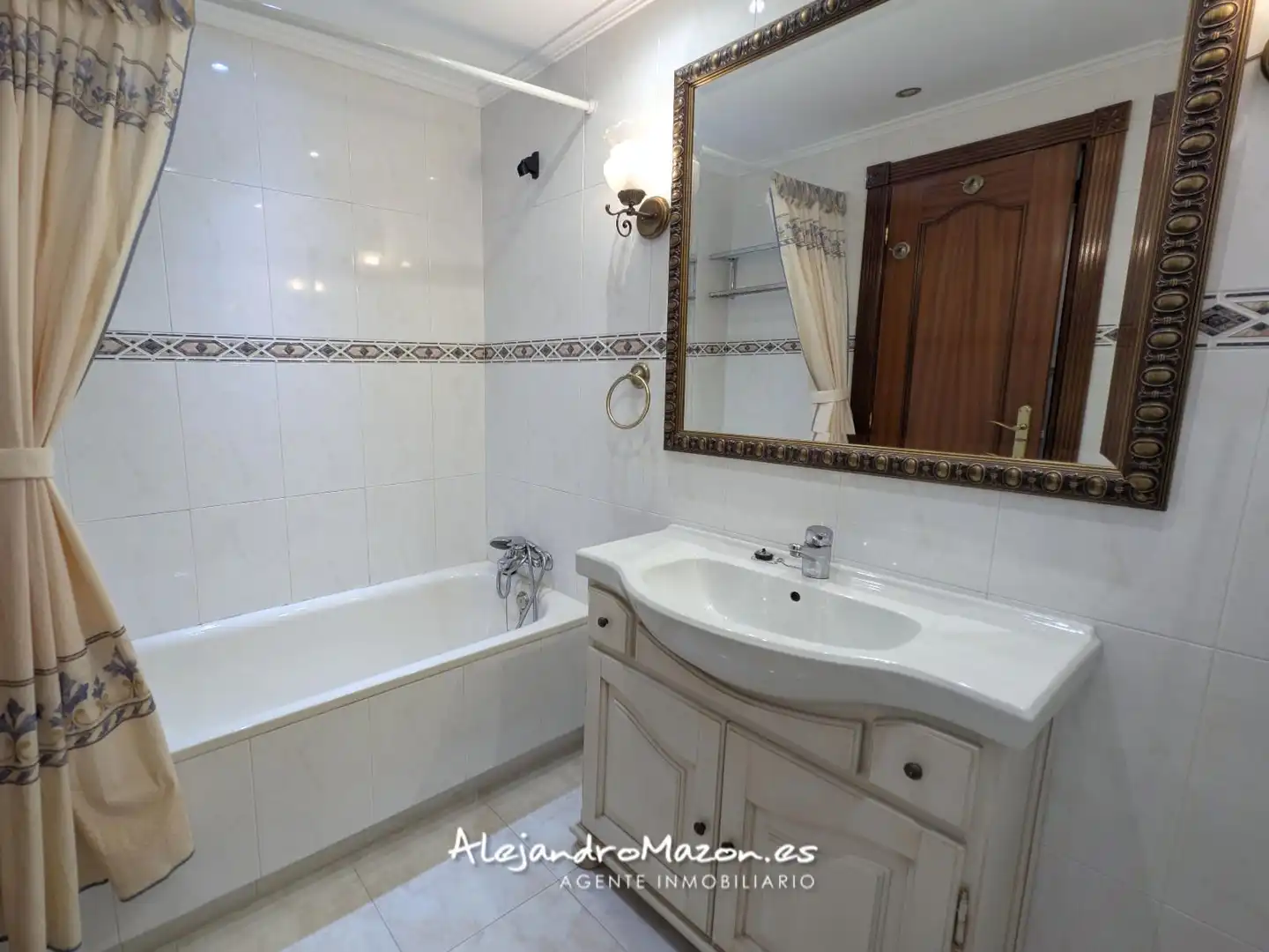 Bathroom of Flat for rent in Castro-Urdiales  with Heating, Terrace and Swimming Pool