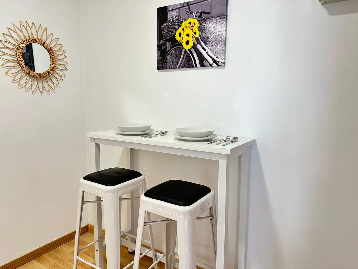 Room in Calle de San Asturio Serrano, 3, Reyes Católicos
