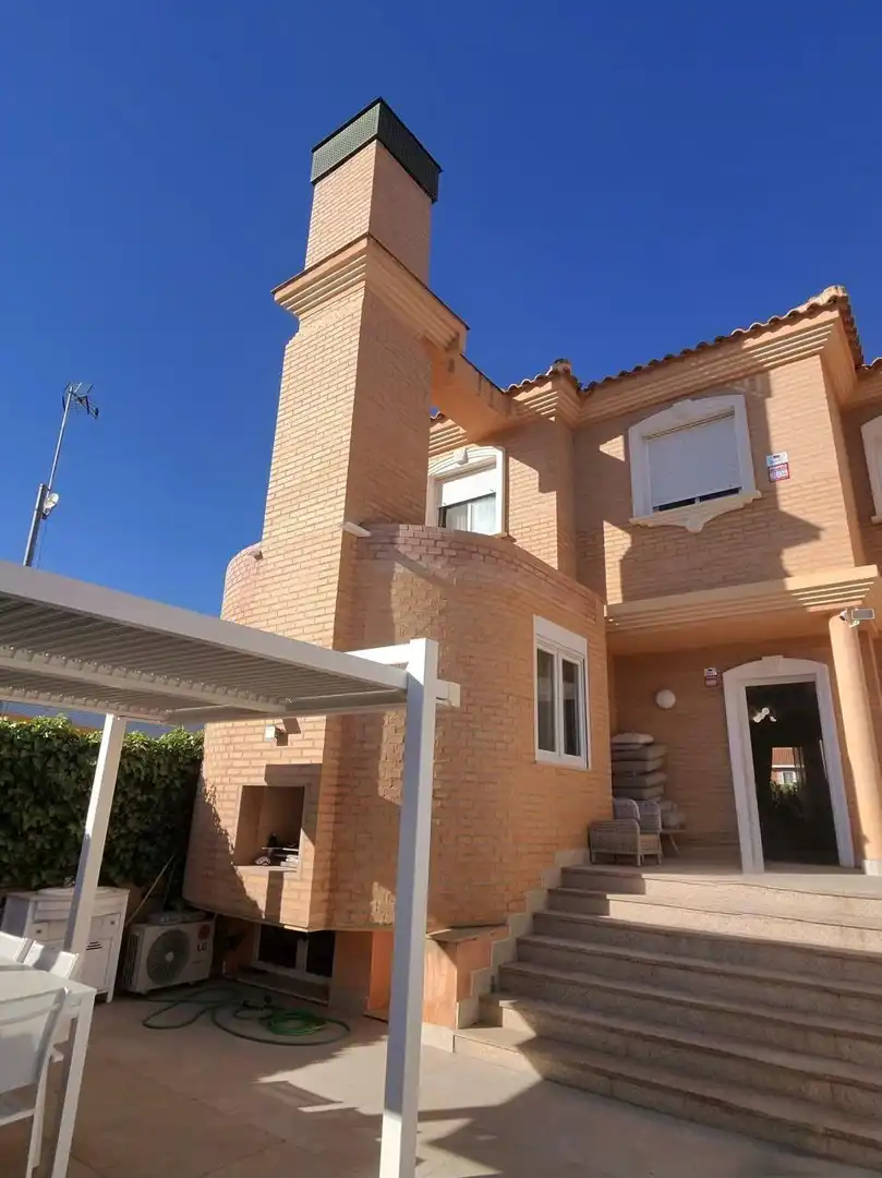 Vista exterior de Casa adosada en venda en Sant Joan d'Alacant