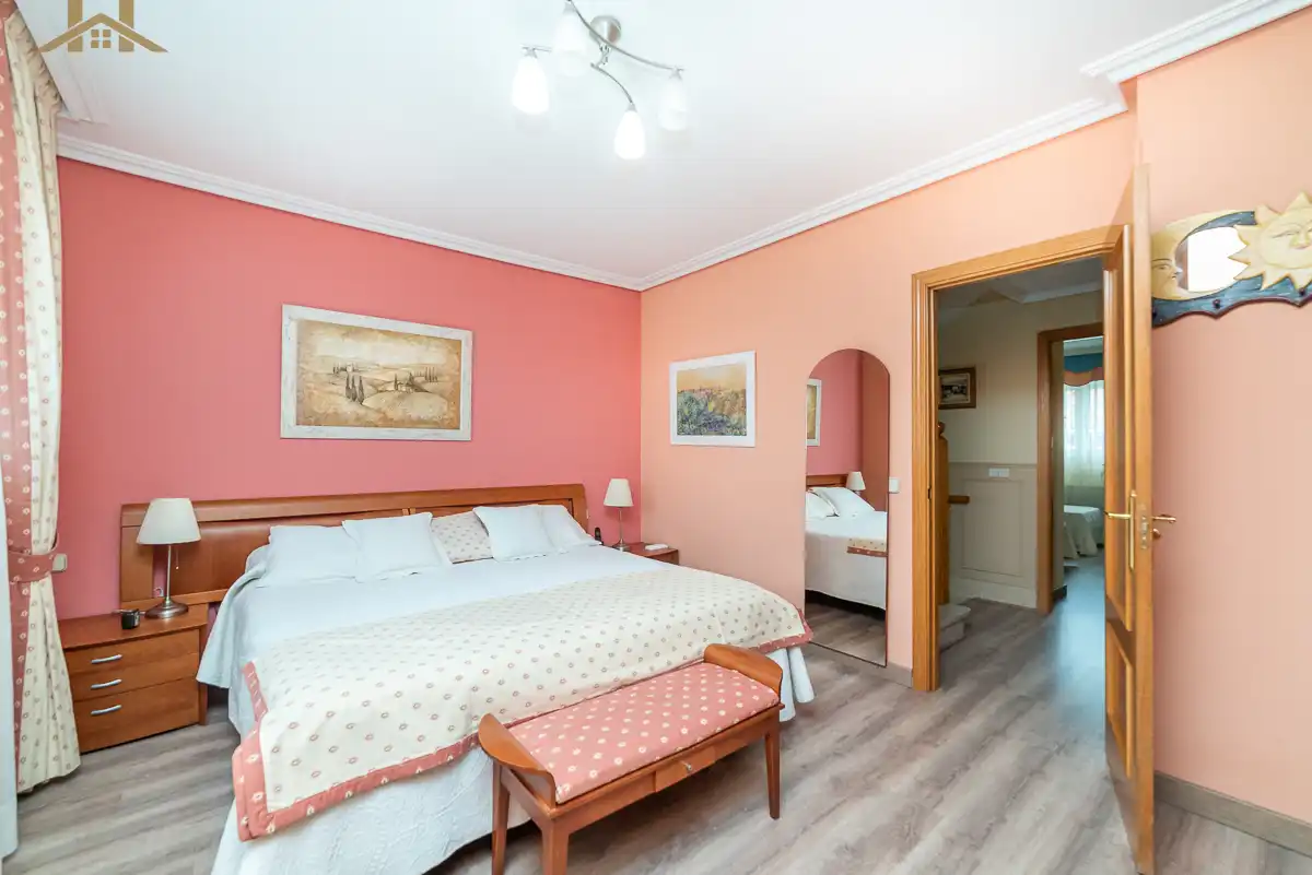 Habitación de Casa adosada en venta en Boadilla del Monte con Aire acondicionado, Calefacción y Jardín privado