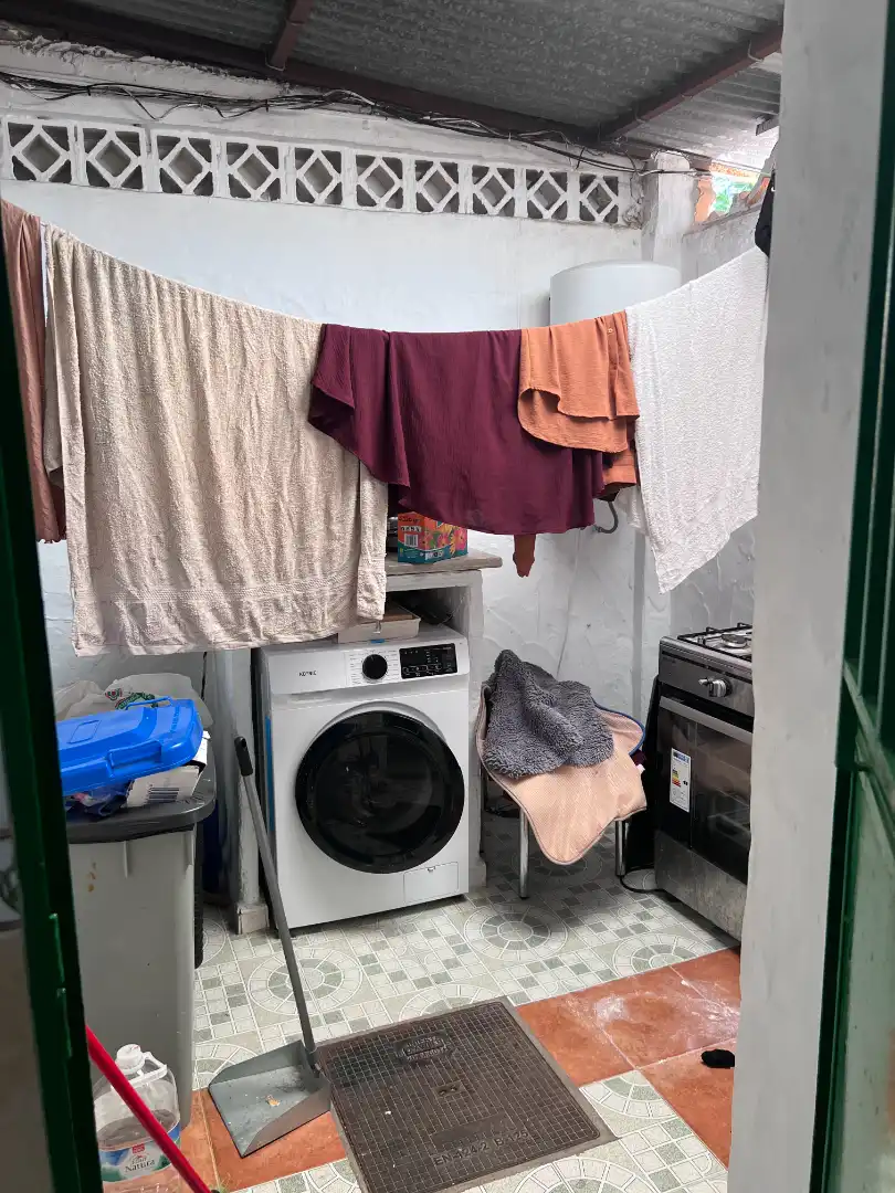 Vista exterior de Casa o xalet en venda en Algeciras amb Terrassa, Forn i Rentadora