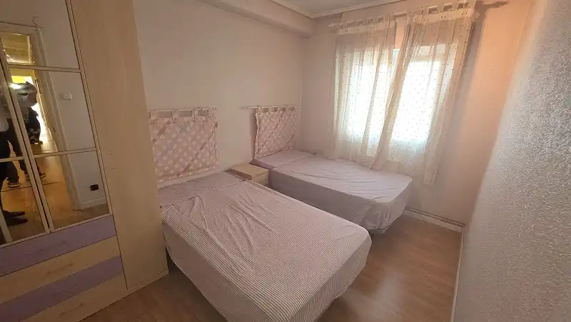 Dormitori de Pis en venda en Elche / Elx amb Parquet, Moblat i Balcó