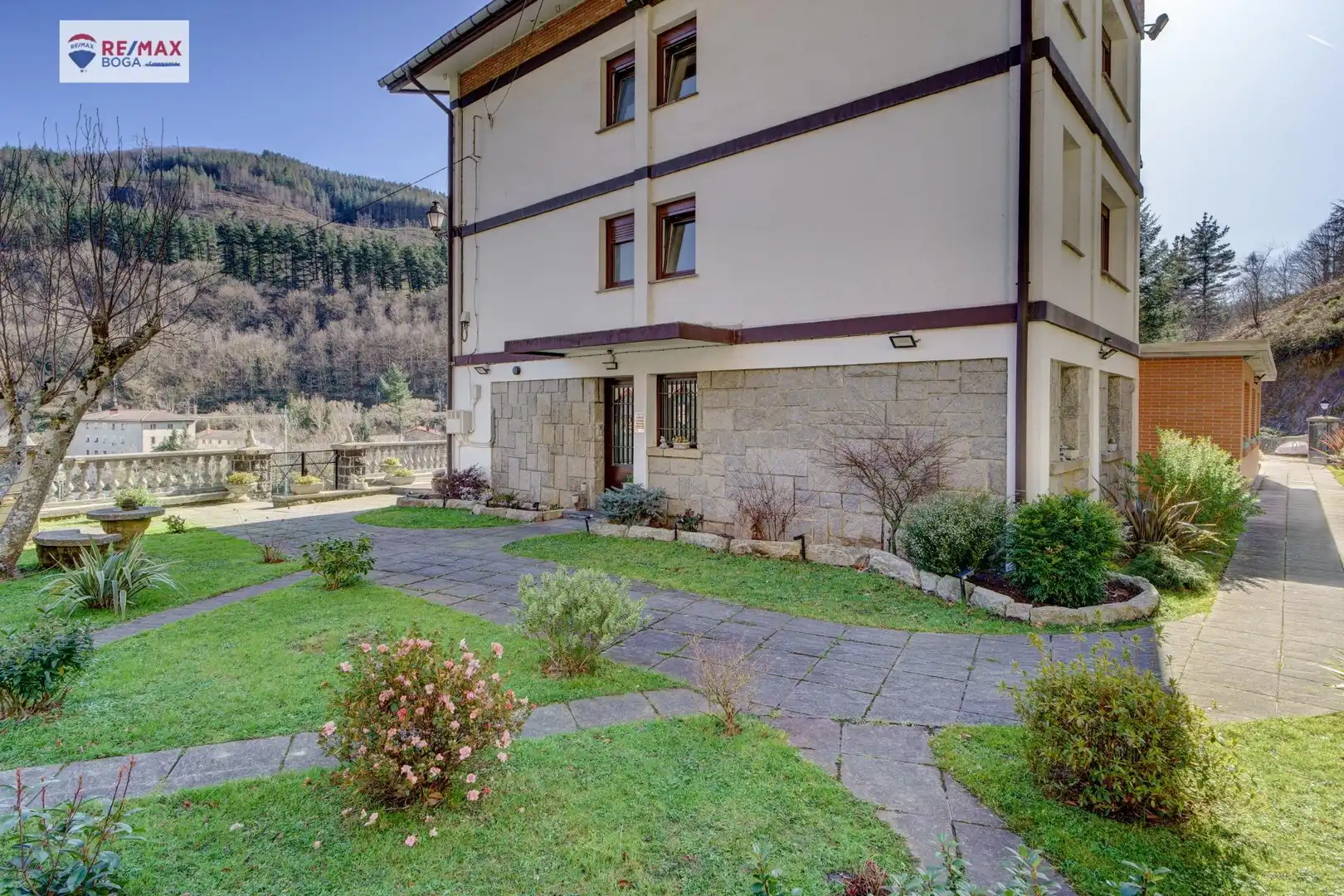 Vista exterior de Casa o xalet en venda en Legazpi amb Calefacció, Jardí privat i Parquet