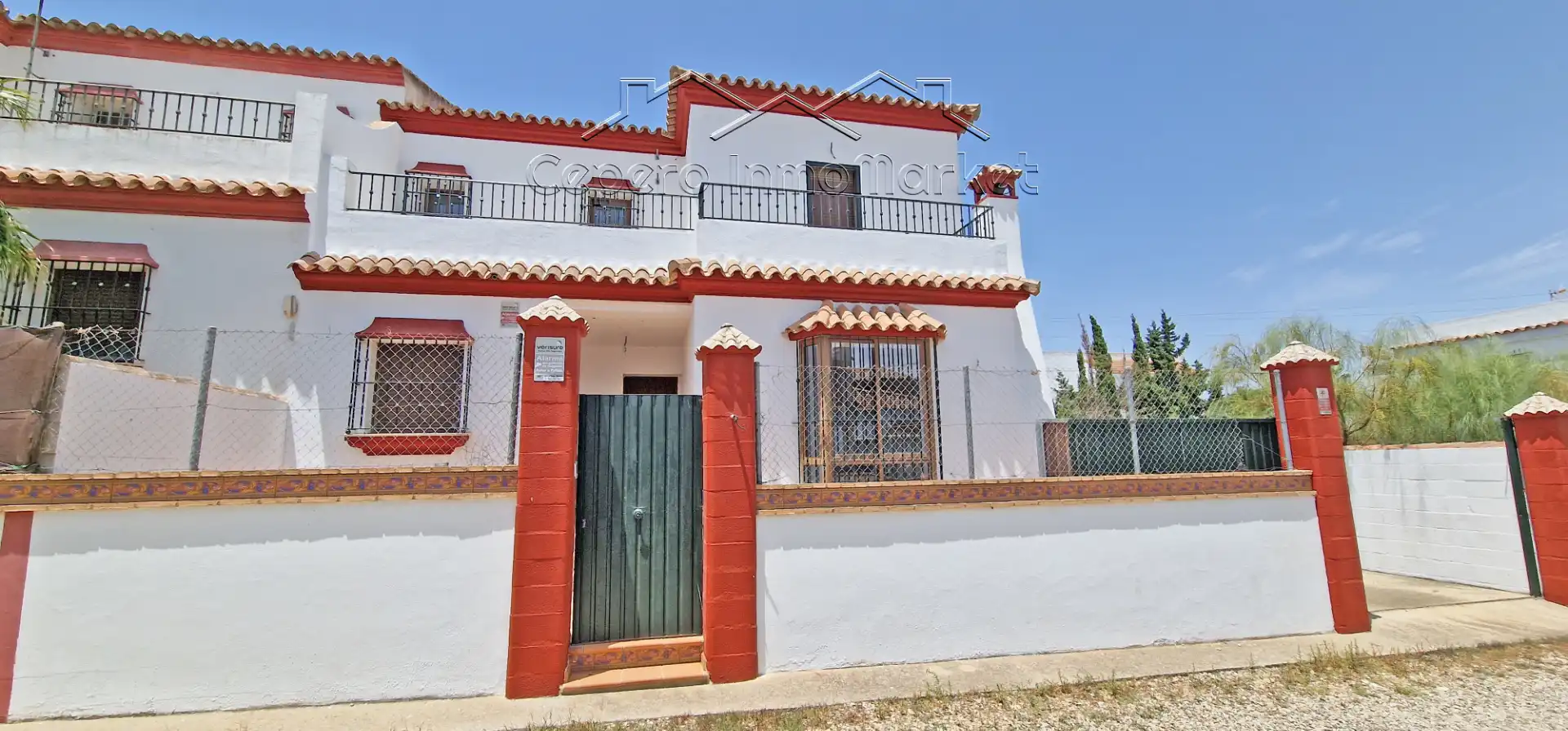 Außenansicht von Einfamilien-Reihenhaus zum Verkauf in El Puerto de Santa María mit Privatgarten und Balkon