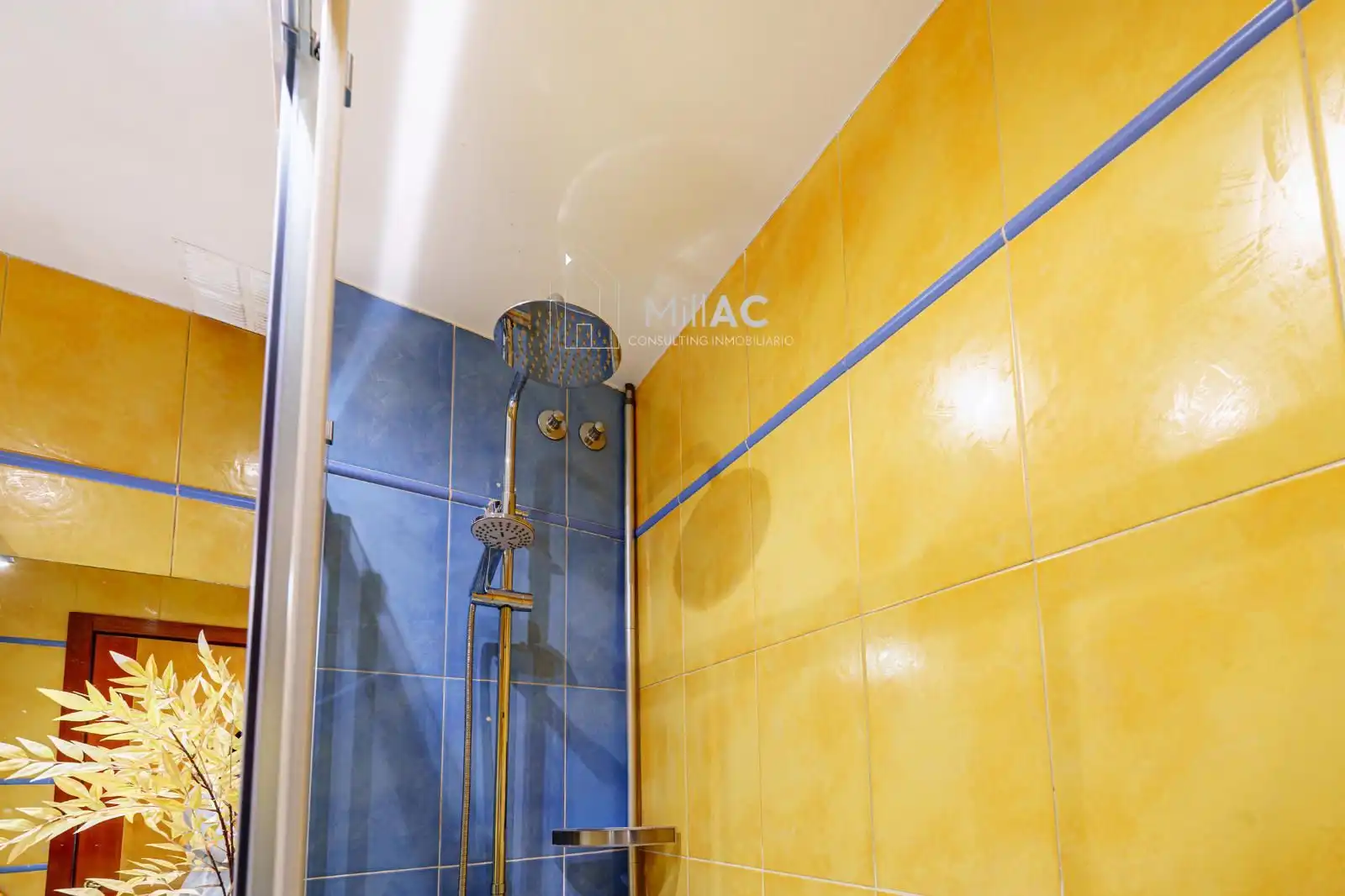 Baño de Casa adosada en venta en Madrid con Aire acondicionado, Calefacción y Jardín privado