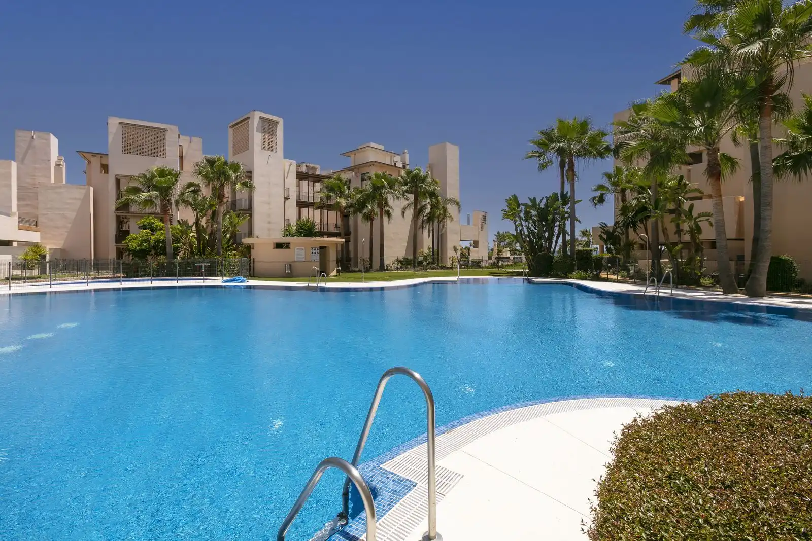 Piscina de Dúplex en venda en Estepona amb Aire condicionat, Terrassa i Traster