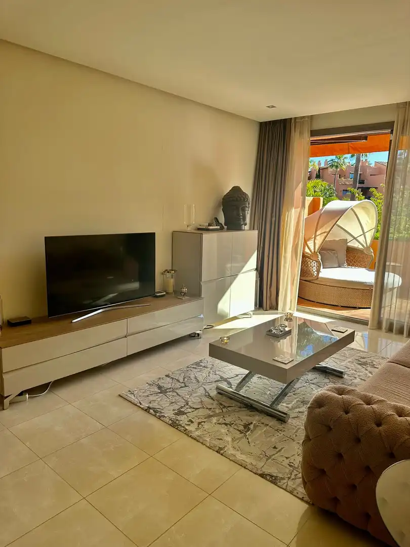 Sala de estar de Apartamento de alquiler en Estepona con Aire acondicionado, Terraza y Piscina