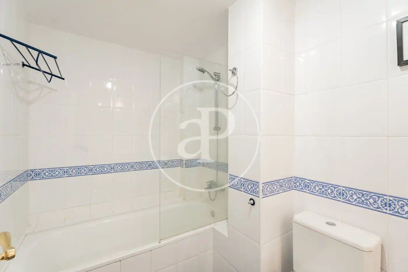 Baño de Piso de alquiler en Madrid con Aire acondicionado, Calefacción y Jardín privado