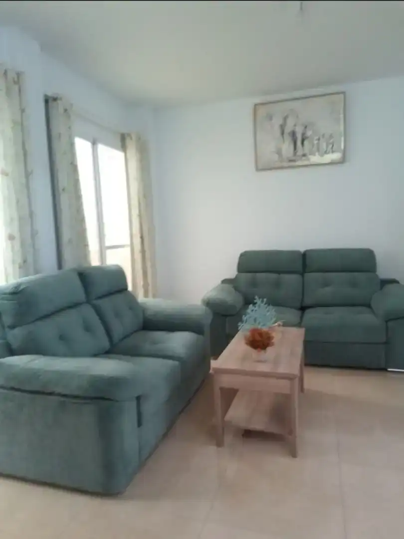Sala d'estar de Casa adosada en venda en Camas amb Forn