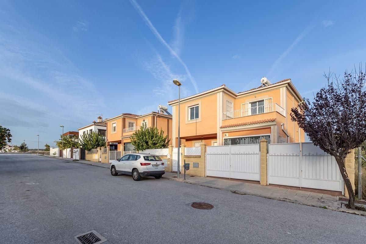 Exterior view of House or chalet for sale in Atarfe  with Air Conditioner, Heating and Private garden