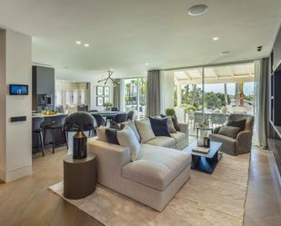 Sala d'estar de Dúplex en venda en Marbella amb Aire condicionat i Terrassa