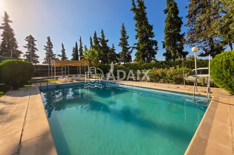 Piscina de Finca rústica en venta en Úbeda con Terraza, Trastero y Balcón