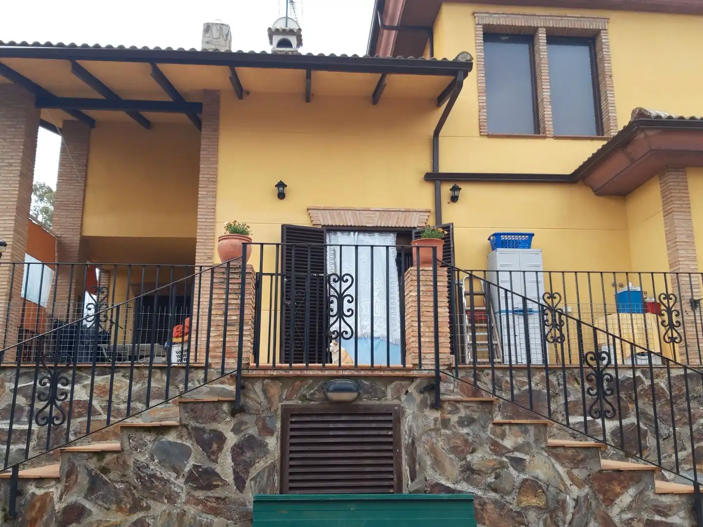 Vista exterior de Casa o xalet en venda en Linares amb Aire condicionat, Calefacció i Jardí privat