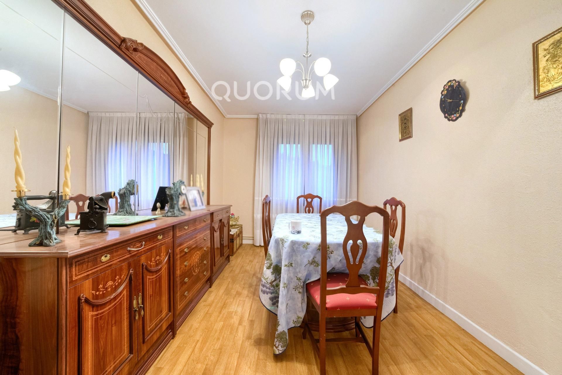 Menjador de Pis en venda en Basauri  amb Calefacció, Traster i Balcó