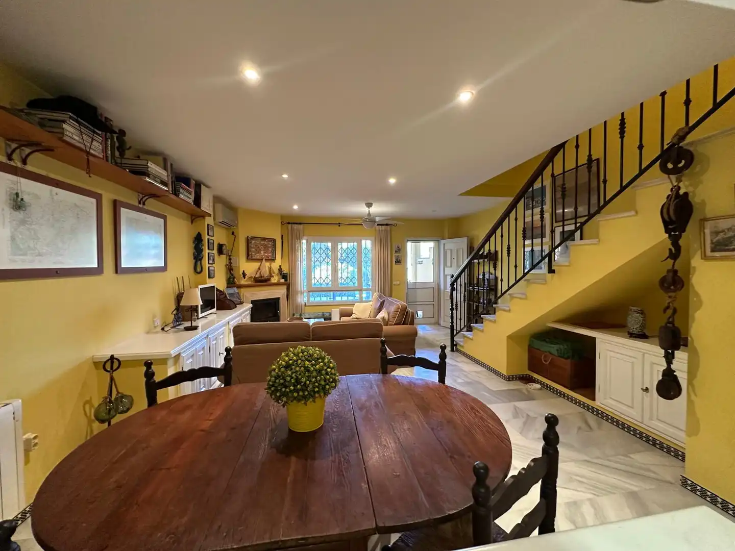 Sala d'estar de Casa adosada en venda en Chiclana de la Frontera amb Aire condicionat, Calefacció i Jardí privat