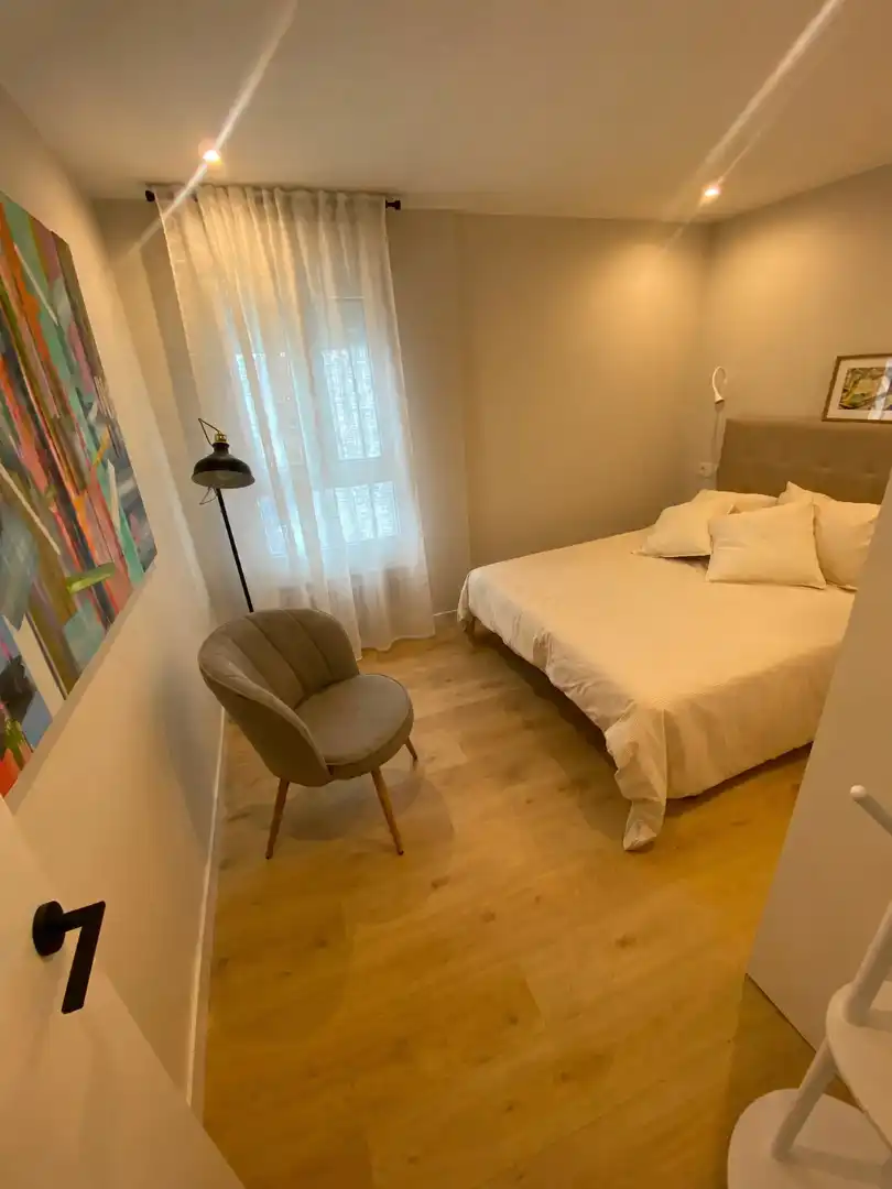 Schlafzimmer von Wohnung zur Miete in Gijón  mit Heizung, Parkett und Möbliert