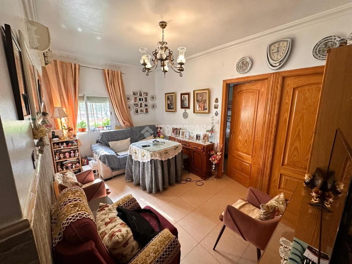 Living room of Flat for sale in  Sevilla Capital  with Air Conditioner