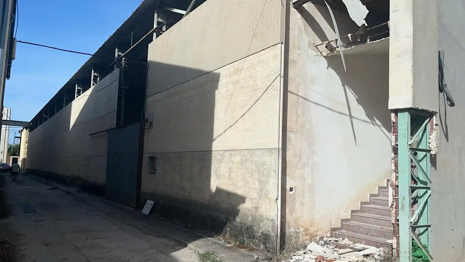 Außenansicht von Fabrikhallen zum Verkauf in Alcañiz