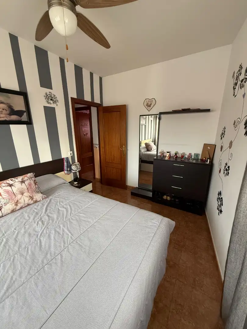 Habitación de Casa adosada en venta en Fernán Caballero con Aire acondicionado, Calefacción y Jardín privado
