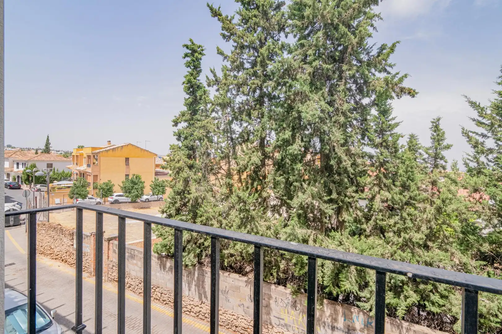 Vista exterior de Piso en venta en La Zubia con Calefacción y Balcón
