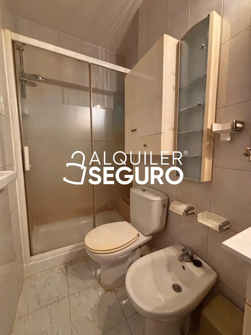 Bathroom of Flat for rent in Madrid  with Air Conditioner, Heating and Furnished