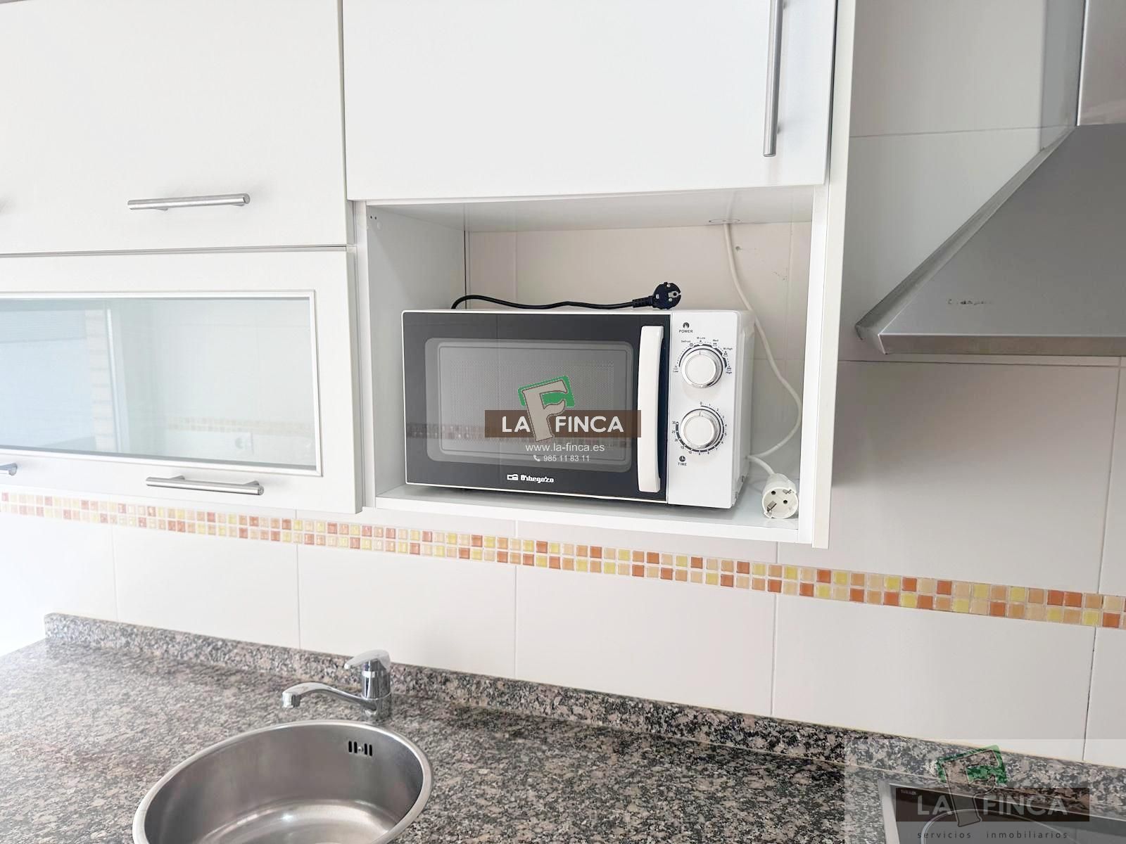Cuina de Pis en venda en Oviedo  amb Calefacció, Parquet i Traster
