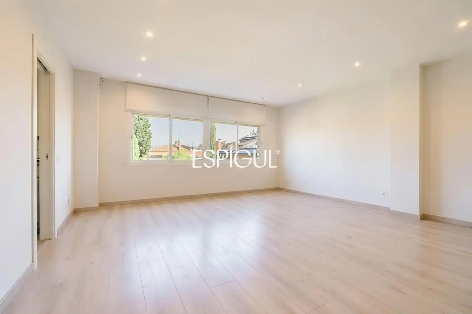 Sala de estar de Casa adosada en venta en Sant Cugat del Vallès con Aire acondicionado, Calefacción y Terraza
